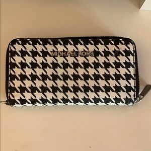 Michael Kors Houndstooth Wallet